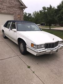 1993 CADILLAC FLEETWOOD 4 DOOR SEDAN-NEEDS REPAIRS TRANSMISSION IS SLIPPING