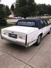 1993 CADILLAC FLEETWOOD 4 DOOR SEDAN-NEEDS REPAIRS TRANSMISSION IS SLIPPING