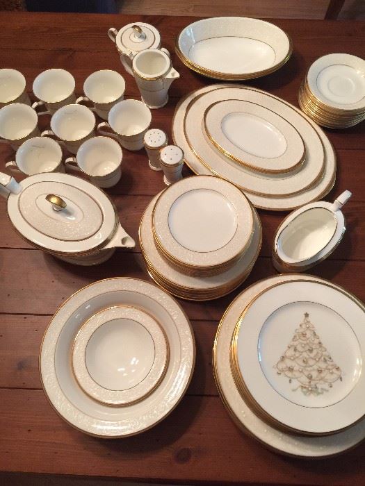 Noritake White Palace China Set.  Never been used 10 piece complete place setting.  Pristine condition.