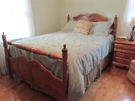 SOLID OAK QUEEN BED