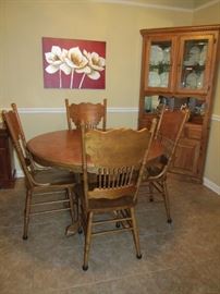 Solid Oak Dining Room Set   6 Chairs Like New Condition