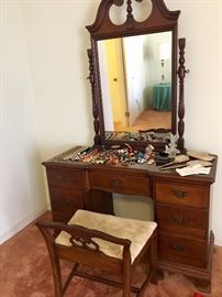 Mahagony dresser with bench