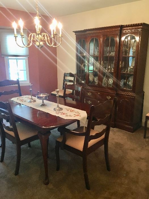Lovely traditional dining room set in perfect condition 
