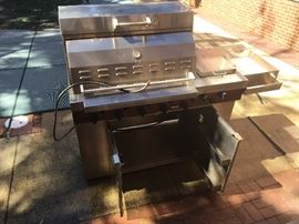 Very large high-end barbecue, must sell!