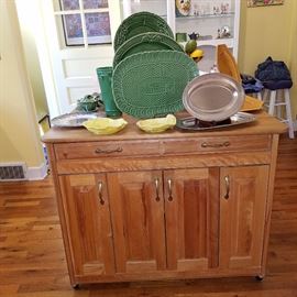 Other side of the portable island, displaying trays and bowls for entertaining