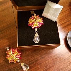 Jay Strongwater ornaments.  They're being sold together because the one in the box has damage to one point.  They have Swarovski jewels on them and really sparkle!