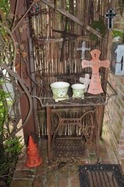 VINTAGE SINGER SWEING MACHINE TABLE