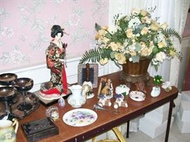 Lots of bric a brac, some vintage...