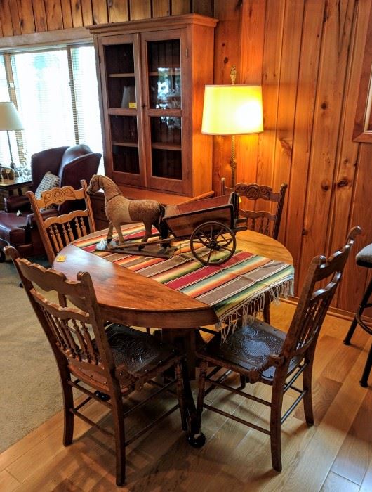 Antique Round Oak Dining Table w/4 Pressed Back Chairs