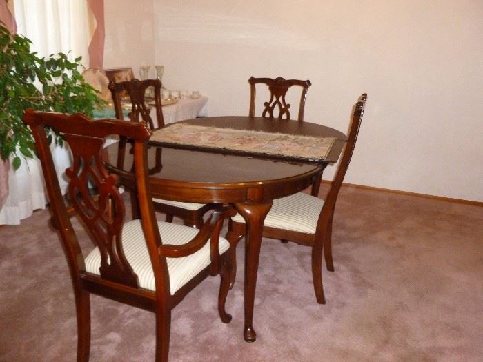 Thomasville table & chairs w/leaf and pads