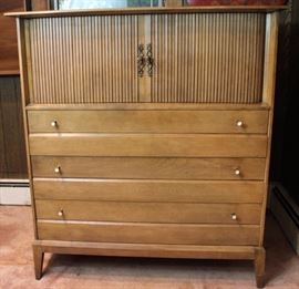 Vintage Haywood-Wakefield Slide-Top Dresser
Measures 45"tall x 41"wide x 20 1/2"deep. Slide-top works very well. Original pulls. Slide-top opens to reveal two interior drawers and storage space. 3 lower drawers all slide very well. Very good overall condition. Light colored solid wood construction.