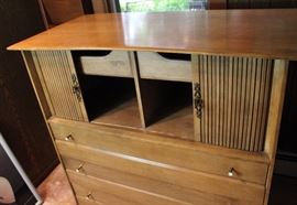 Vintage Haywood-Wakefield Slide-Top Dresser
Measures 45"tall x 41"wide x 20 1/2"deep. Slide-top works very well. Original pulls. Slide-top opens to reveal two interior drawers and storage space. 3 lower drawers all slide very well. Very good overall condition. Light colored solid wood construction.