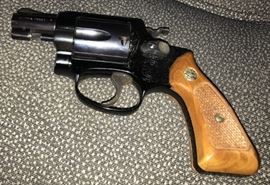 SMITH AND WESSON SNUB NOSE 38