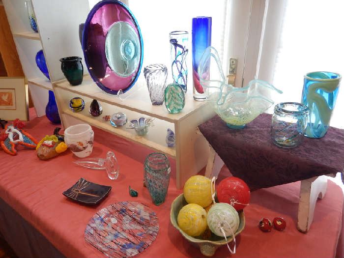 ART GLASS INCLUDING EARLY IBEX, PAPERWEIGHTS, SIGNED FRENCH VASE, POPEL KA BLOWN @ PIKCHIK, SAM STANG, JIM MCKELVERY, ORNAMENTS, ETC