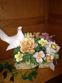 Stunning Capodimonte - dove/flowers 