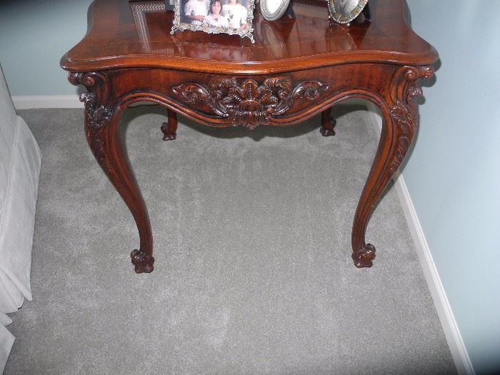 This piece matches the Henredon D.R. Table- stunning!