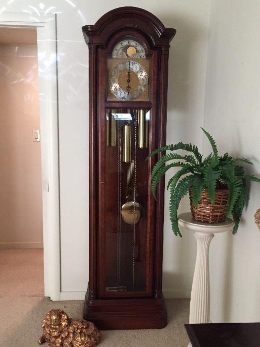 Howard Miller Chiming Grandfather Clock works perfectly