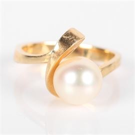 14K Yellow Gold and Cultured Pearl Ring by Mayor's: A 14K yellow gold and cultured pearl ring by Mayor’s.
