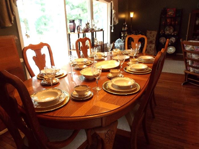 Oak parkay dining table, two leaves and six chairs