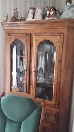 CORNER CHINA CLOSET WITH ROUND GLASS