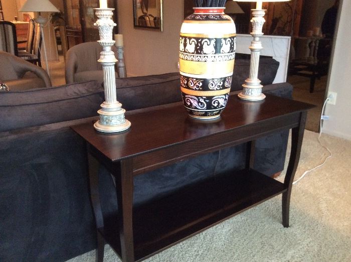 Rich wood sofa table, decorative pottery
