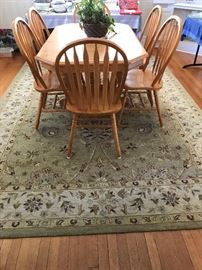 Table and 6 Chairs / Area Rug
