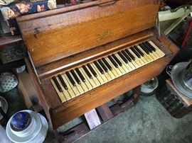 Kids pump organ