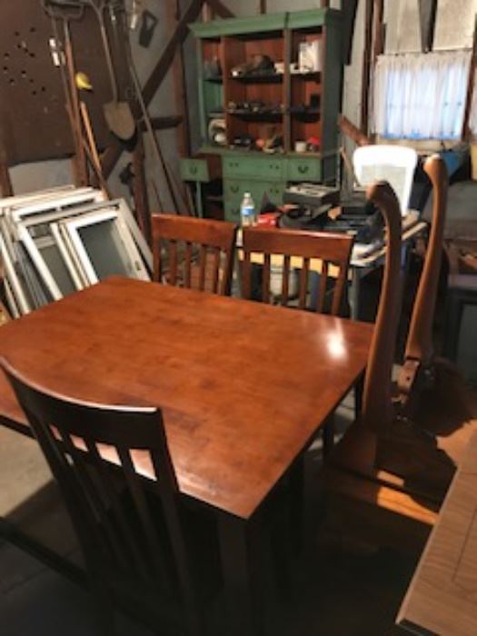 Modern 4 chair dining table - like new 