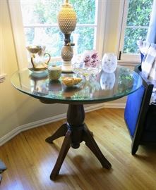 Vintage Mahogany Pedestal Table