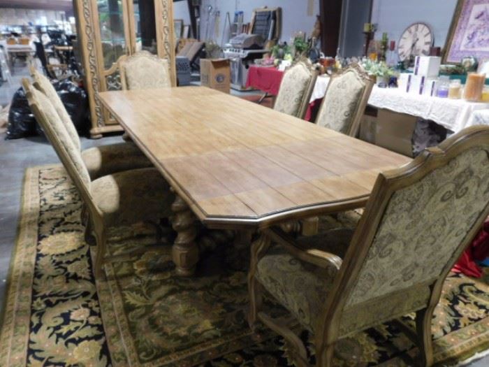  Bernhardt dining table with 2 Bernhardt  captains chairs and 4 armless chairs this is with 2 leaves  inserted  and is 10 foot 8 inches with leaves