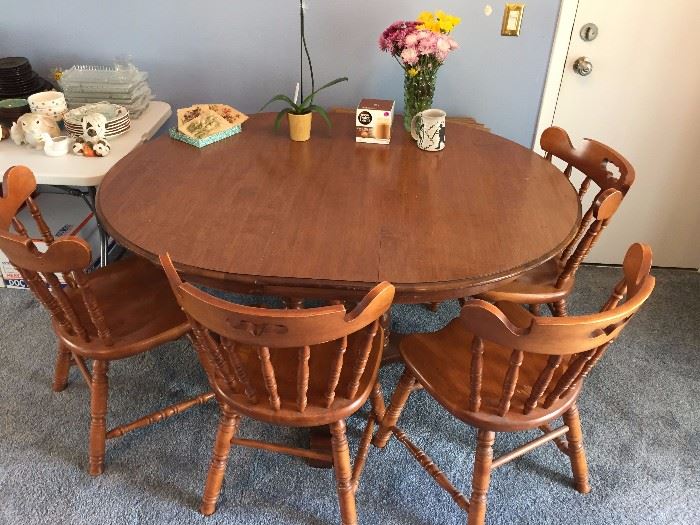 Dinette Set with 4 Chairs and 2 leaves