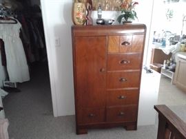 Vintage gentleman's chest