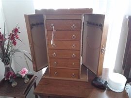 Jewelry chest