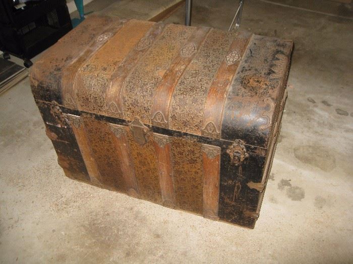 Vintage wood trunk (in the garage)