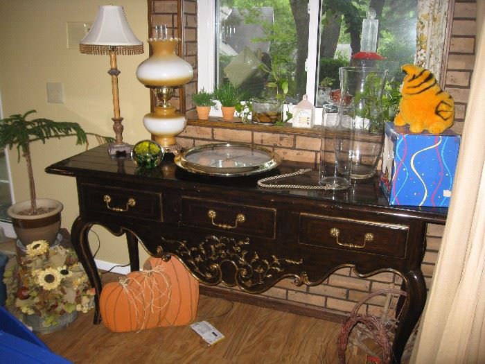 Lovely 3/drawer curved leg sofa table, lamps etc