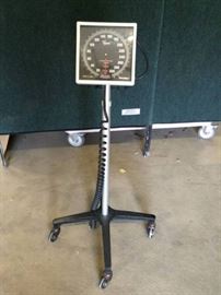 Wow Retails New $500 Welch Allyn Tycos Blood Pressure Gauge Cuff Aneroid Sphygmomanometer Kit With Mobile Portable Wheeled Stand/Cart - Excellent!
