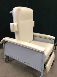 Retails Used $500 Clinical Care Medical IV MEDS Administration Dialysis Recliner - Super Condition!

