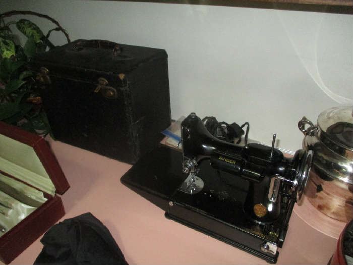 singer featherweight sewing machine