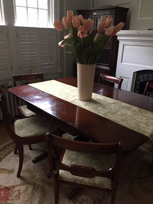 Dining Room Table with leaves and 6 chairs