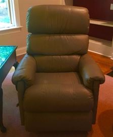 Creamy leather chair recliner, so comfy and in great shape!
