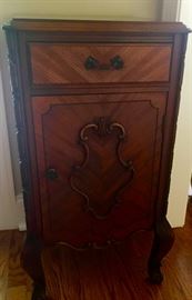 Petite vintage cabinet 
