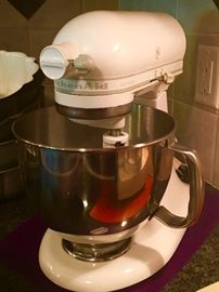 Like new Kitchen Aid mixer for the serious baker!