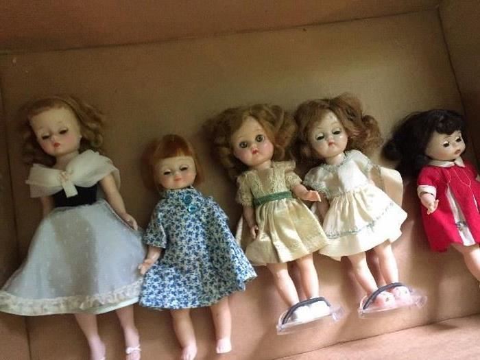 Lots of vintage dolls