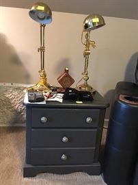 end table, brass lamps