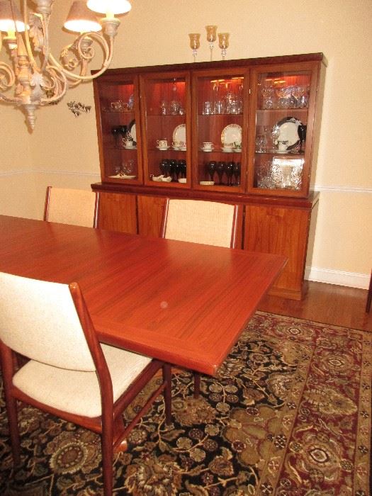 Another view of this fabulous dining room table
