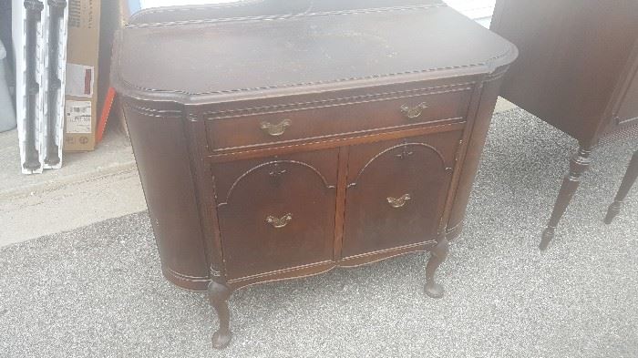 Entry table or server
By Limberts art & crafts Furniture
Grand Rapids