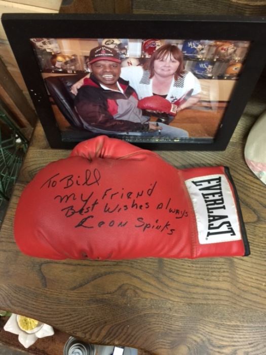 Boxing glove signed by Leon Spinks