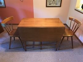 Vintage Paul McCobb Planner Group dining set.  Includes 4 side chairs, two captains chairs & 3  leaves.  Expands from 23 1/4" at its smallest to 88 1/2".  40" wide in the center.  Outside leaves taper gently.