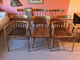 Vintage Paul McCobb Planner Group dining set.  Includes 4 side chairs, two captains chairs & 3  leaves.  Expands from 23 1/4" at its smallest to 88 1/2" long.