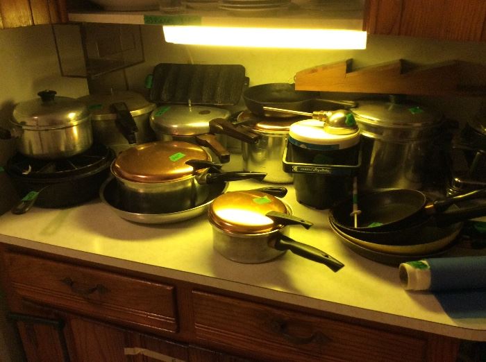 Pots & pans, cast iron skillet, cornbread pan 
